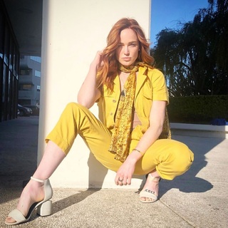 Caity Lotz feet photo thumbnail