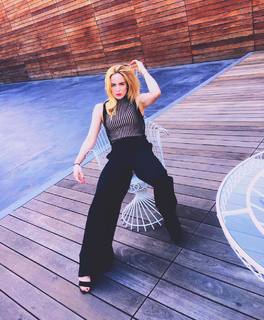 Caity Lotz feet photo thumbnail