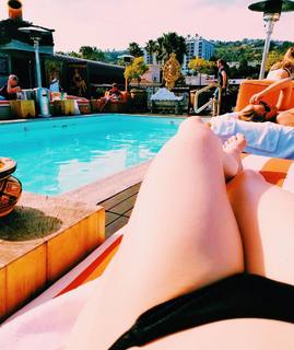 Caity Lotz feet photo thumbnail
