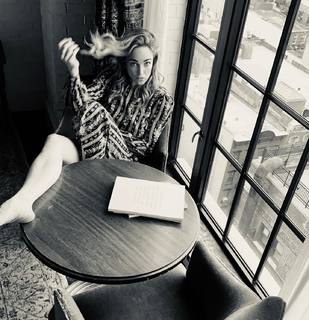 Caity Lotz feet photo thumbnail