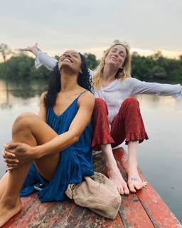Caity Lotz feet photo thumbnail