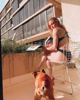 Caity Lotz feet photo thumbnail
