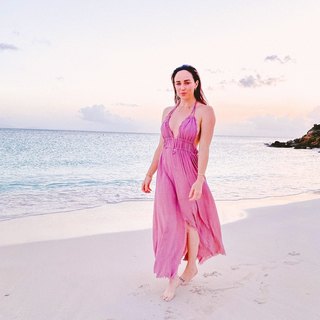 Caity Lotz feet photo thumbnail