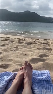 Caity Lotz feet photo thumbnail