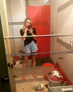 Caity Lotz feet photo thumbnail