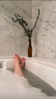 Caity Lotz feet photo thumbnail