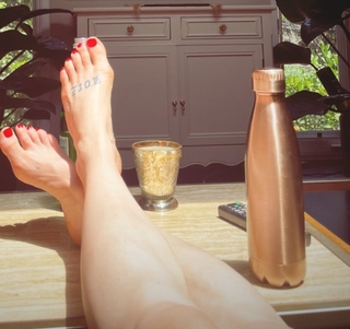 Caity Lotz feet photo thumbnail