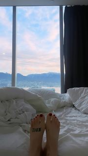 Caity Lotz feet photo thumbnail