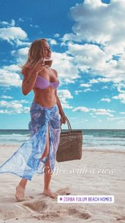 Caity Lotz feet photo thumbnail