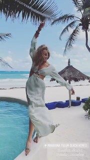 Caity Lotz feet photo thumbnail