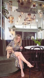 Caity Lotz feet photo thumbnail