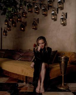 Caity Lotz feet photo thumbnail