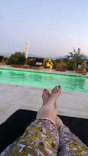 Caity Lotz feet photo thumbnail