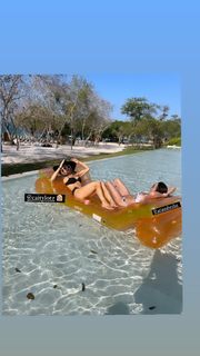 Caity Lotz feet photo thumbnail