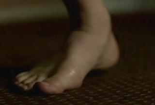 Caity Lotz feet photo thumbnail