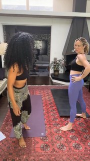 Caity Lotz feet photo thumbnail