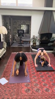 Caity Lotz feet photo thumbnail
