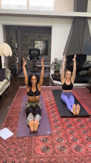 Caity Lotz feet photo thumbnail