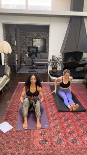 Caity Lotz feet photo thumbnail