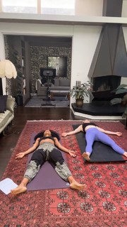 Caity Lotz feet photo thumbnail