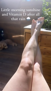 Caity Lotz feet photo thumbnail