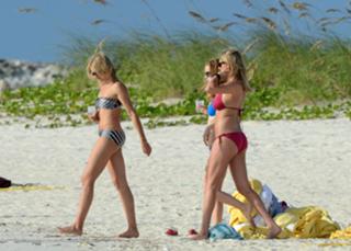 Cameron Diaz feet photo thumbnail