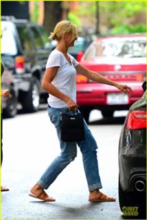 Cameron Diaz feet photo thumbnail