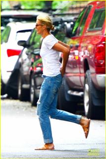 Cameron Diaz feet photo thumbnail
