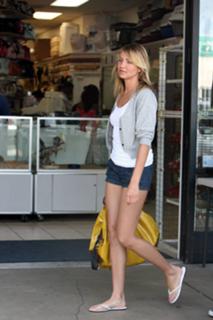 Cameron Diaz feet photo thumbnail