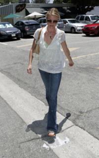 Cameron Diaz feet photo thumbnail