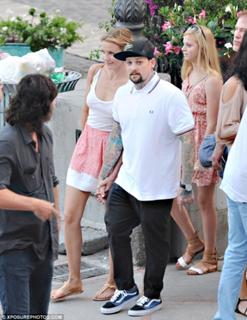 Cameron Diaz feet photo thumbnail