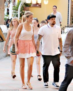 Cameron Diaz feet photo thumbnail