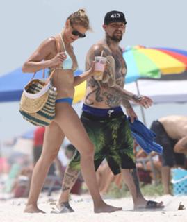 Cameron Diaz feet photo thumbnail