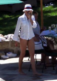 Cameron Diaz feet photo thumbnail