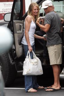 Cameron Diaz feet photo thumbnail