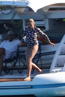 Cameron Diaz feet photo thumbnail