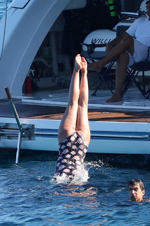 Cameron Diaz feet photo thumbnail