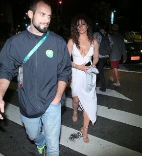 Camila Alves feet photo thumbnail