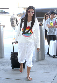 Camila Alves feet photo thumbnail