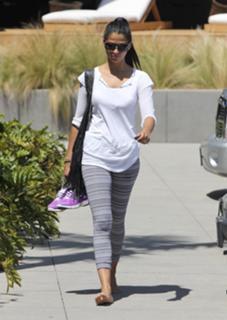 Camila Alves feet photo thumbnail