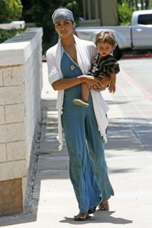 Camila Alves feet photo thumbnail