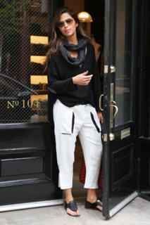 Camila Alves feet photo thumbnail