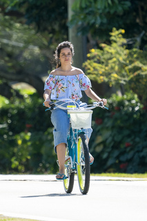 Camila Cabello feet photo thumbnail