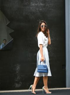 Camila Coelho feet photo thumbnail