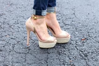 Camila Coelho feet photo thumbnail