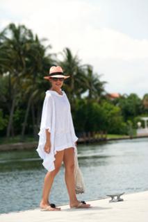 Camila Coelho feet photo thumbnail