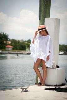 Camila Coelho feet photo thumbnail