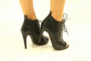 Camila Coelho feet photo thumbnail