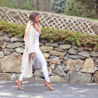 Camila Coelho feet photo thumbnail