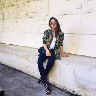 Camila Coelho feet photo thumbnail